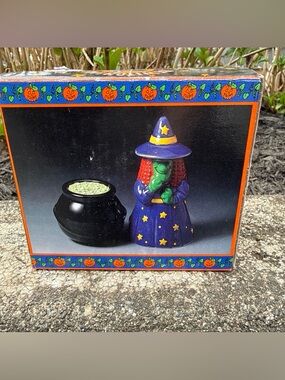 New in box Witch & Cauldron Salt and Pepper Shaker Set - Halloween Serveware
